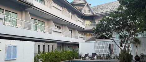 Piscine extérieure, chaises longues