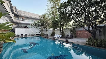 Ulkouima-allas avoinna 9.00–20.00, aurinkotuoleja