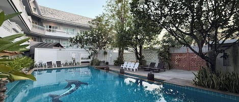 Piscine extérieure, accÚs possible de 9 h à 20 h, chaises longues