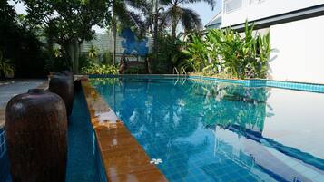 Una piscina al aire libre (de 09:00 a 20:00), tumbonas