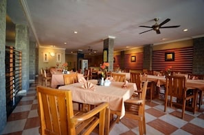 Serviço de café da manhã, almoço, jantar; vistas para a piscina