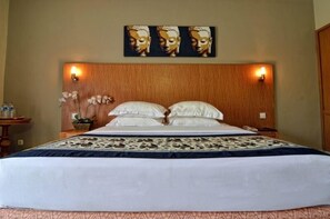 Quarto casal luxo | Frigobar, cofres nos quartos, escrivaninha, Wi-Fi de cortesia