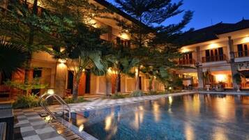 Outdoor pool, pool loungers