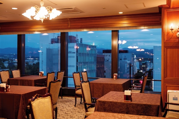 5 restaurants, breakfast, lunch, dinner served; French cuisine