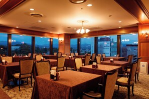 5 restaurants; breakfast, lunch, and dinner served - Kanazawa New Grand Hotel Prestige (Kanazawa)