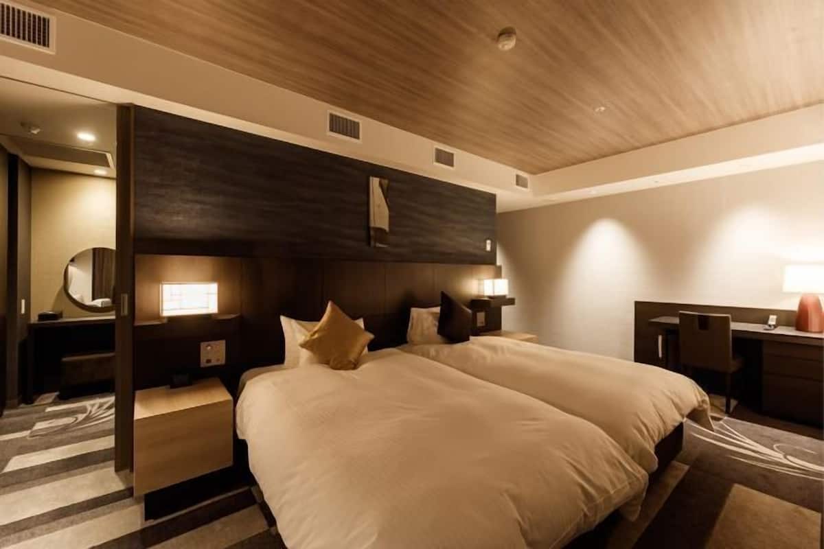 Premium bedding, soundproofing, iron/ironing board, free WiFi