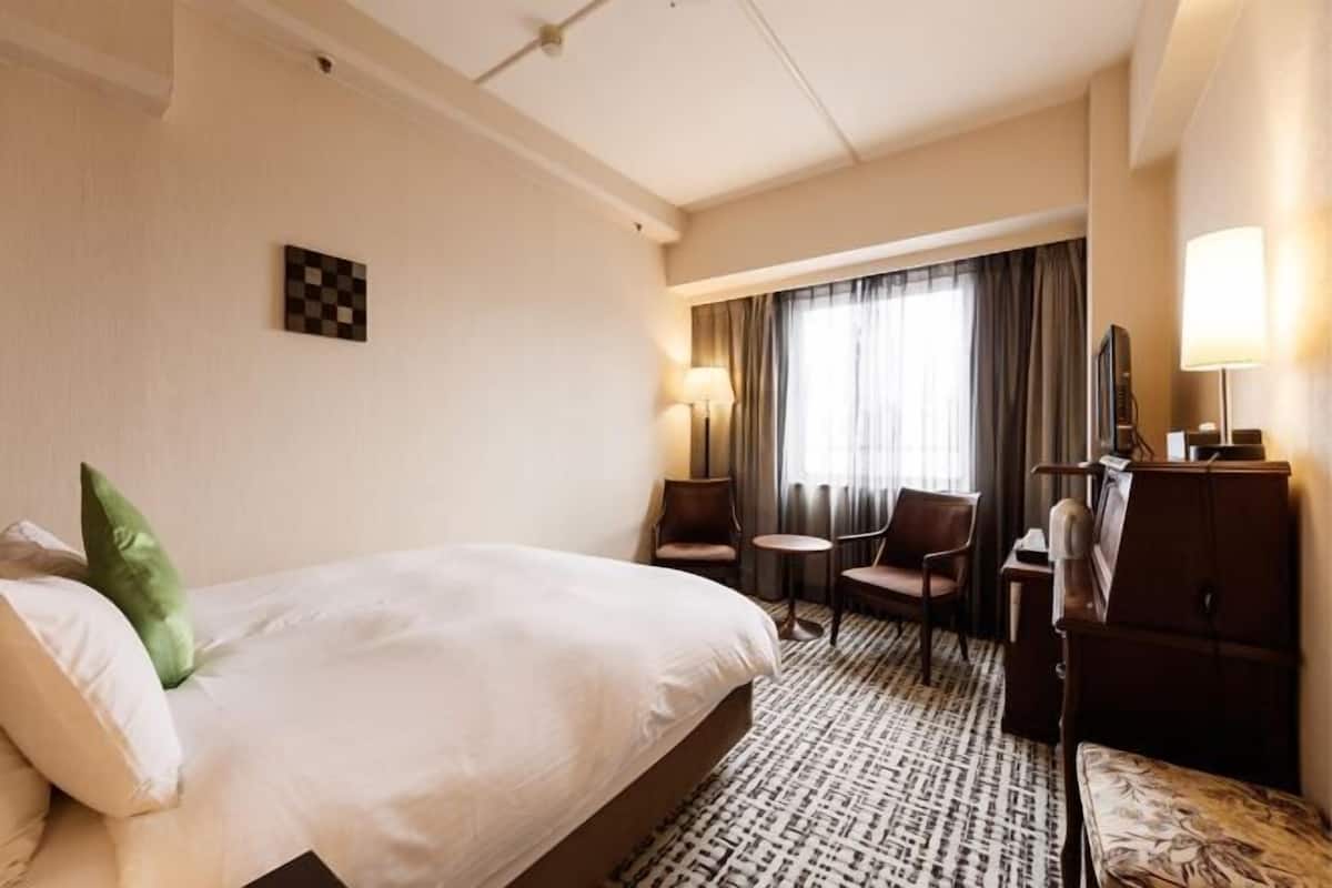 Premium bedding, soundproofing, iron/ironing board, free WiFi