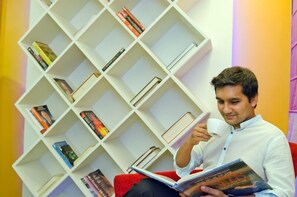 ميني بار وخزنة داخل الغرفة ومكتب وواي فاي مجانًا