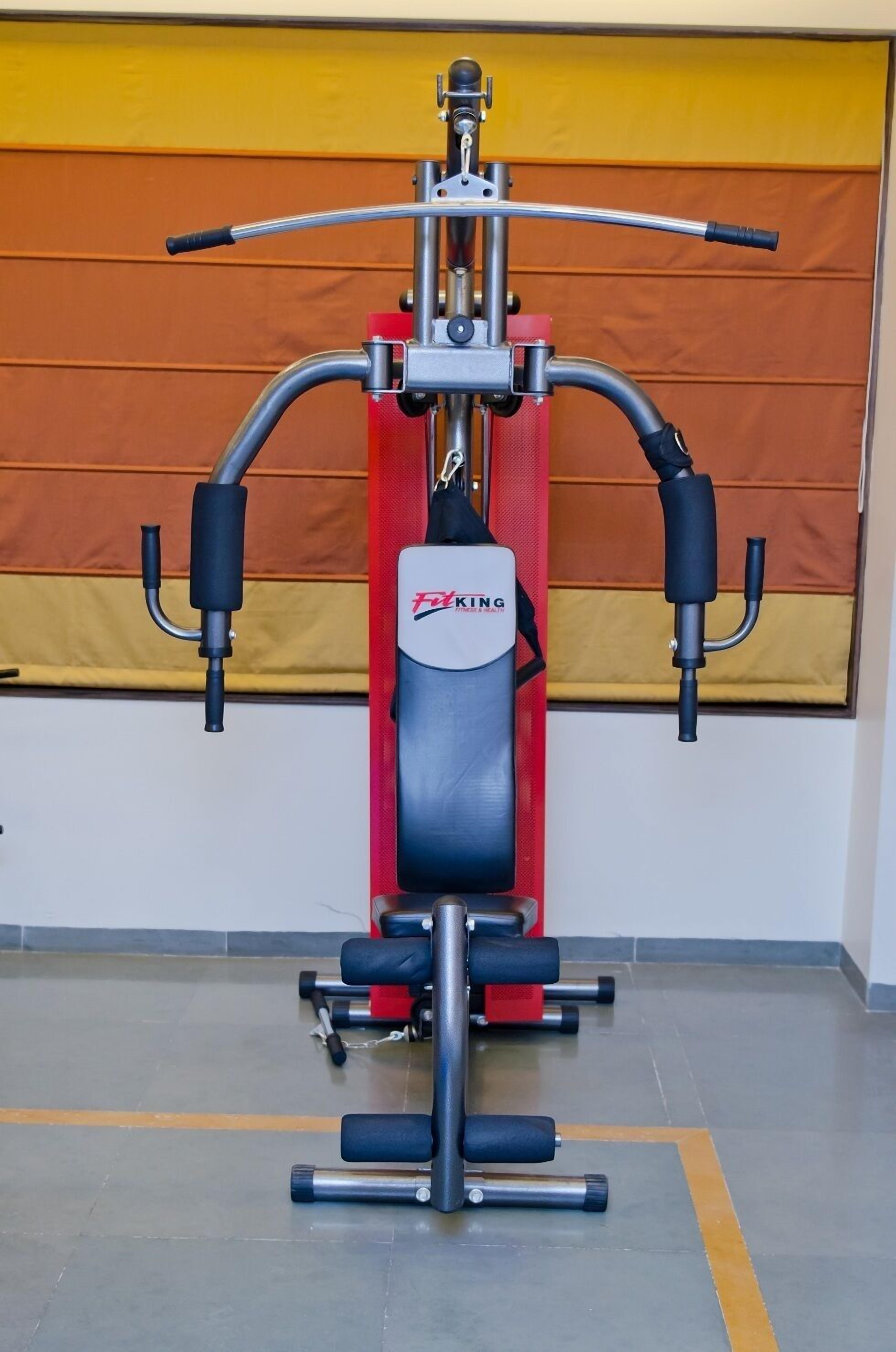 Un gimnasio con una máquina de ejercicio roja y negra con la etiqueta 'Faking'.