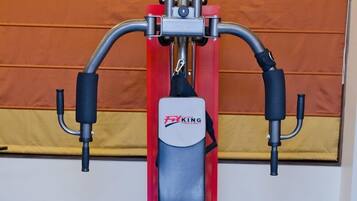 Un gimnasio con una máquina de ejercicio roja y negra con la etiqueta 'Faking'.