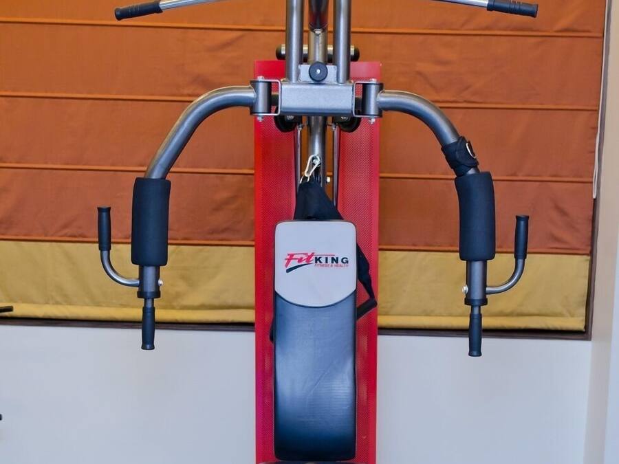 Un gimnasio con una máquina de ejercicio roja y negra con la etiqueta 'Faking'.