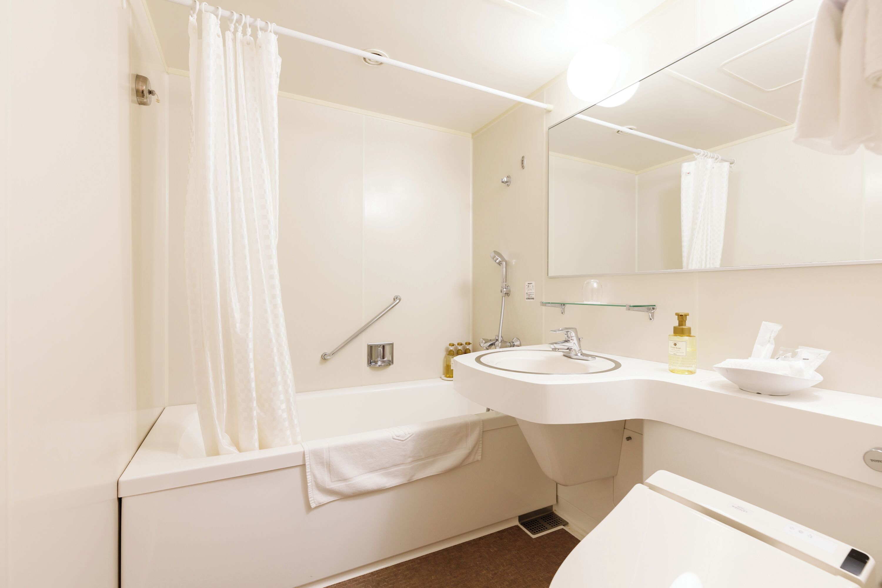 combined shower/bathtub, free toiletries, hair dryer, slippers