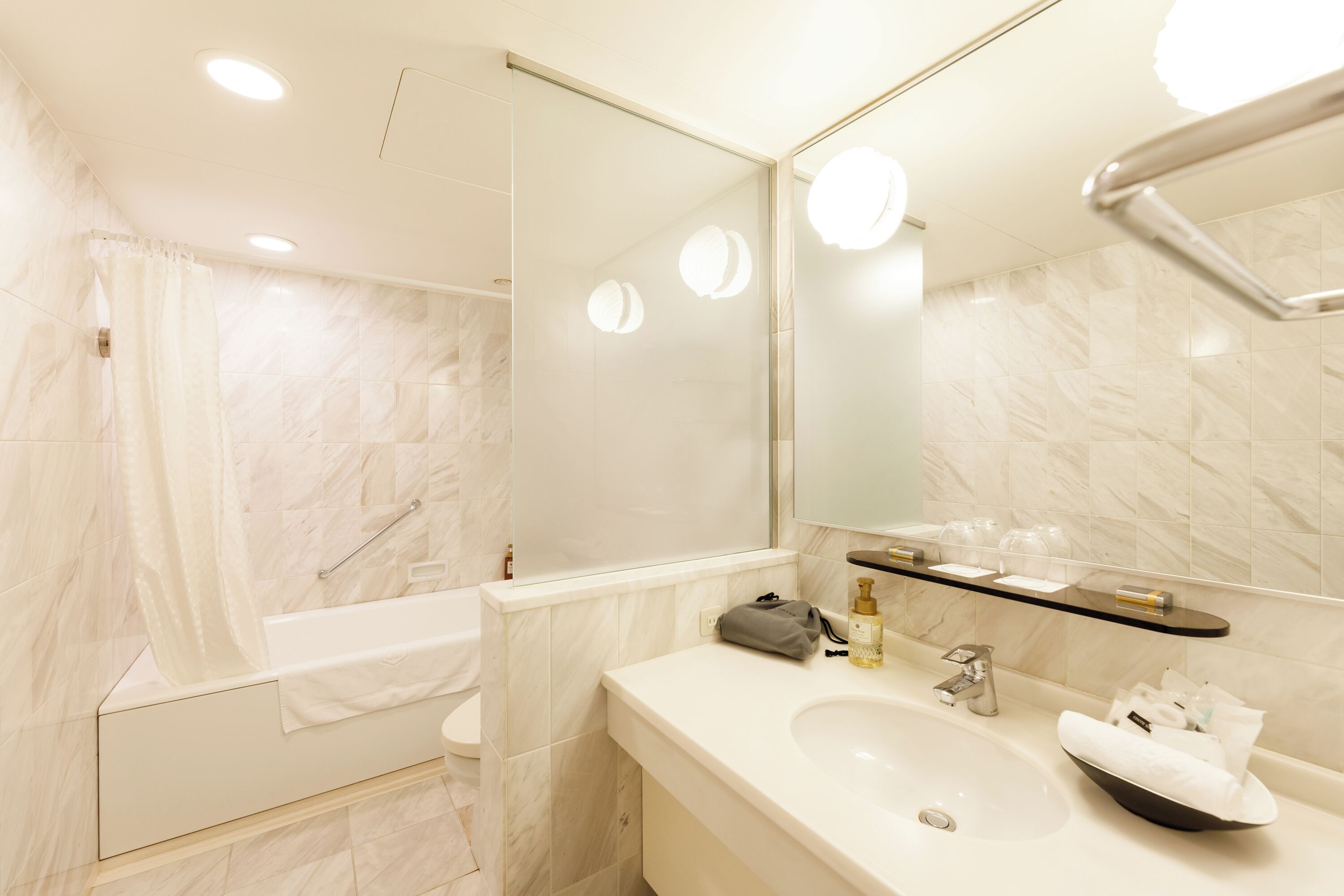deluxe twin room, non smoking | bathroom | combined shower/bathtub, free toiletries, hair dryer, slippers