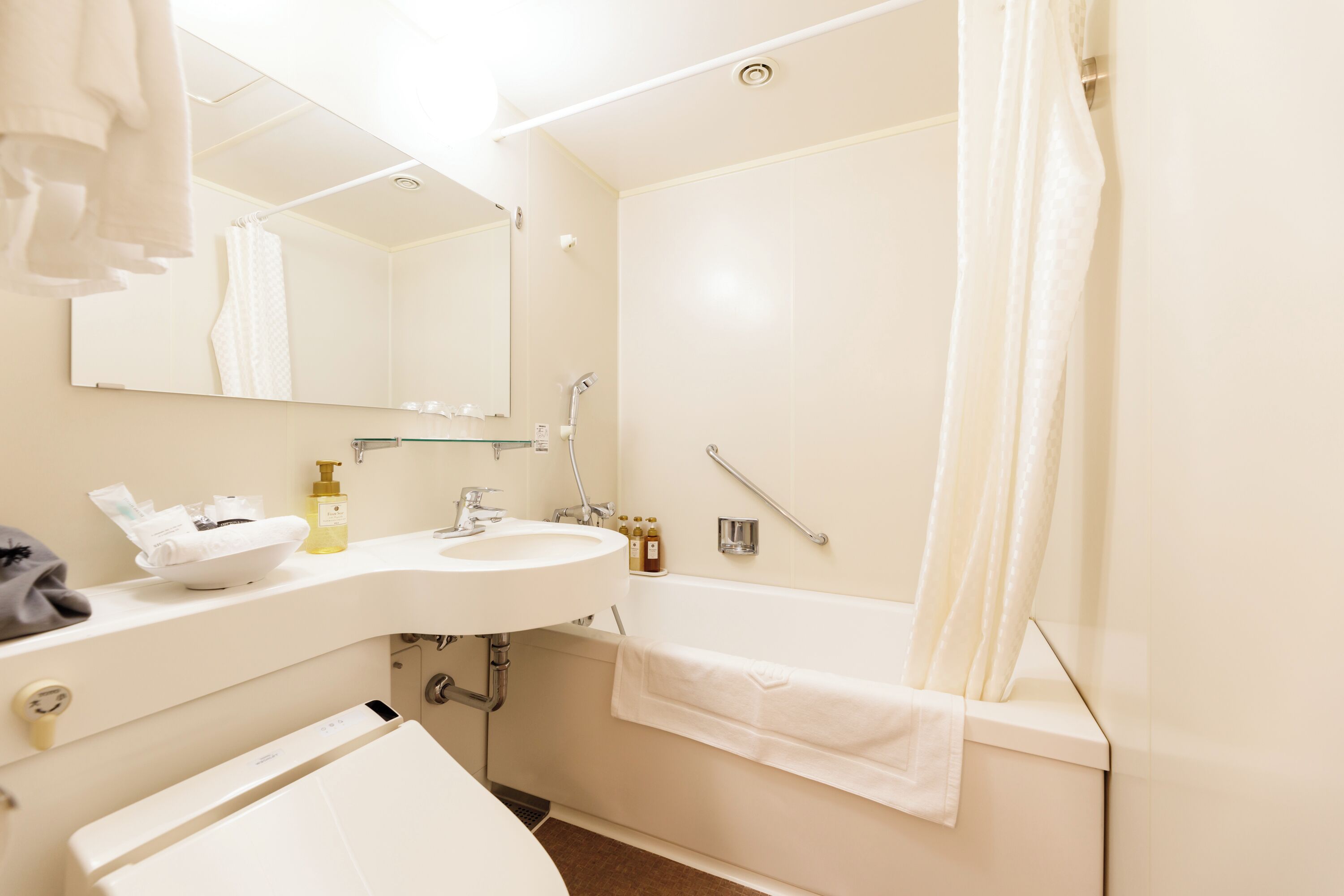 combined shower/bathtub, free toiletries, hair dryer, slippers