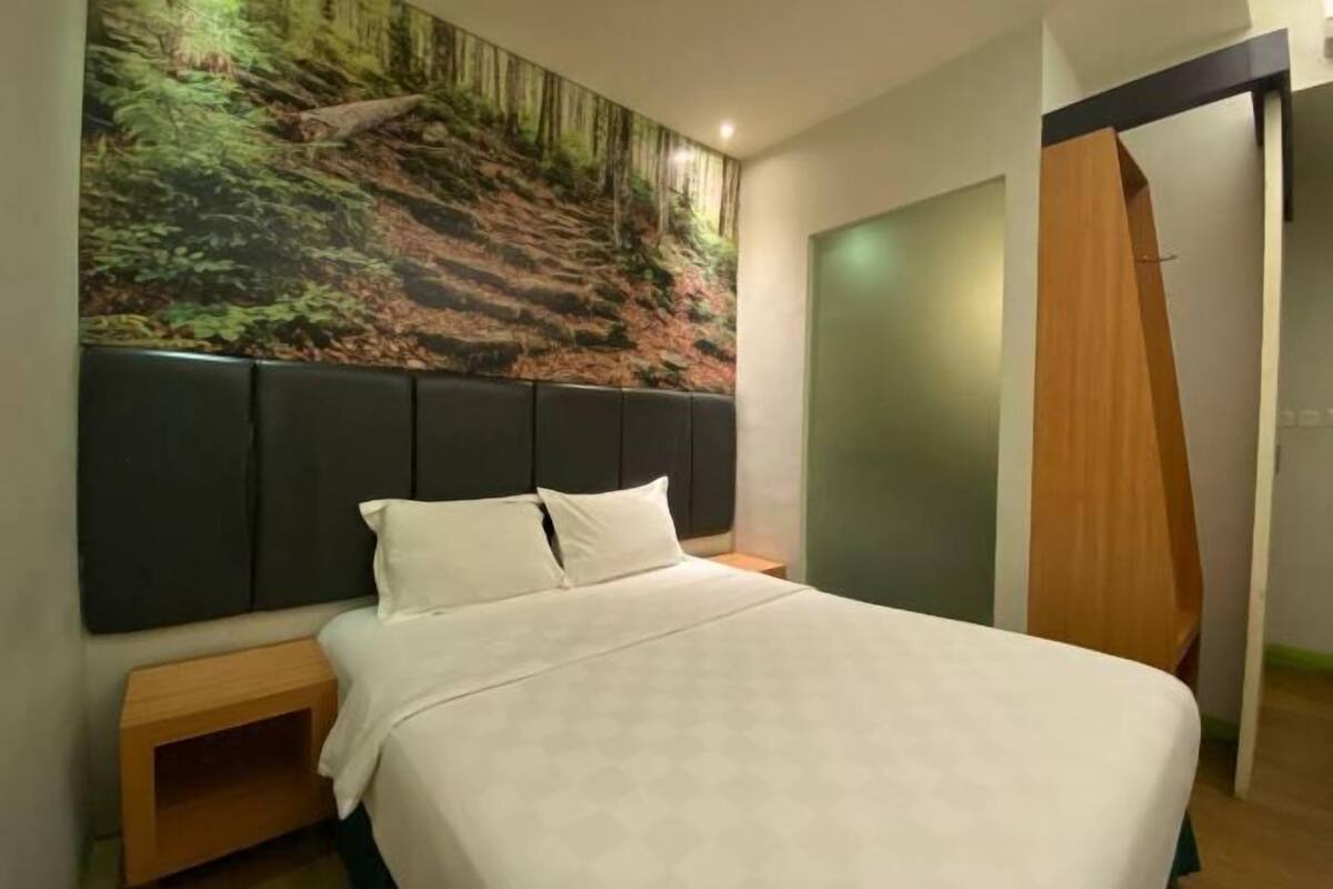 Escritorio, tabla de planchar con plancha, wifi gratis y ropa de cama