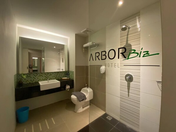 Executive Double Room | Desk, iron/ironing board, free WiFi, bed sheets - Arbor Biz Hotel (Makassar)