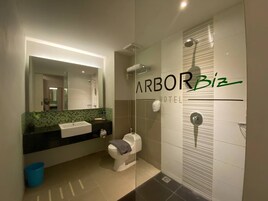 Escritorio, tabla de planchar con plancha, wifi gratis y ropa de cama 