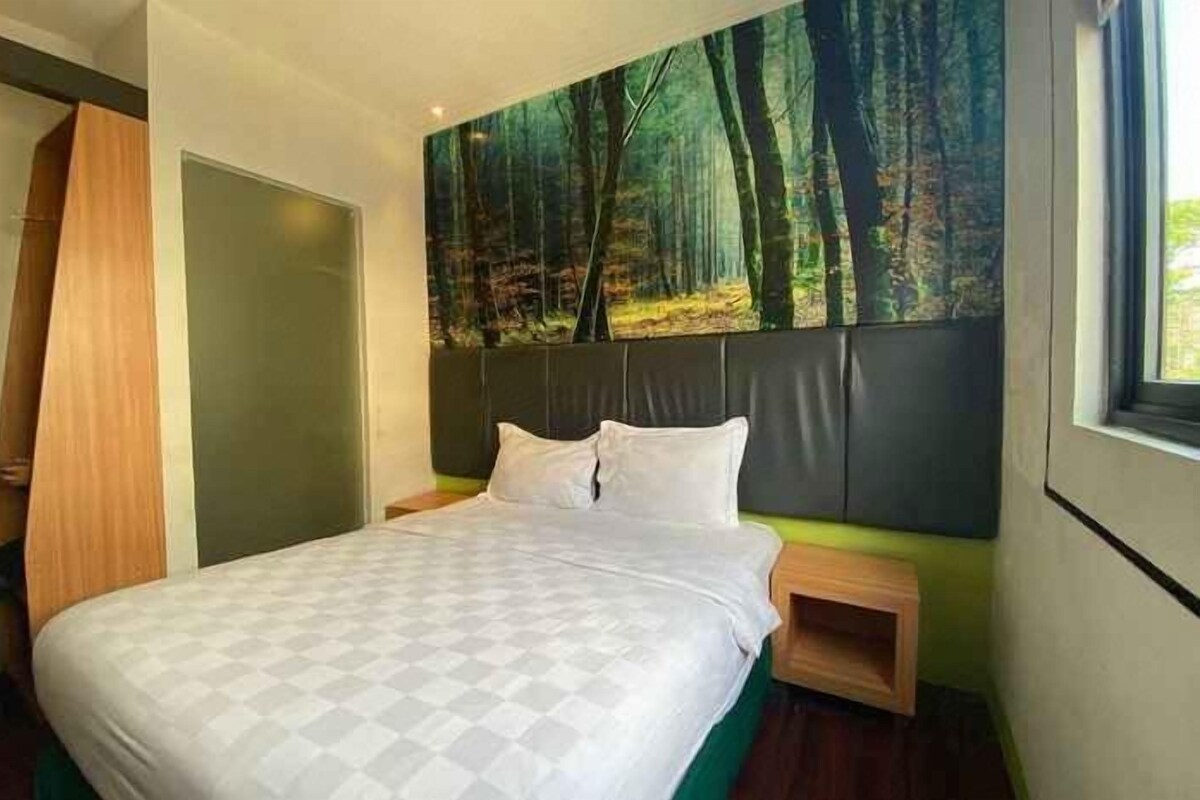 Desk, iron/ironing board (on request), WiFi (free), bed sheets