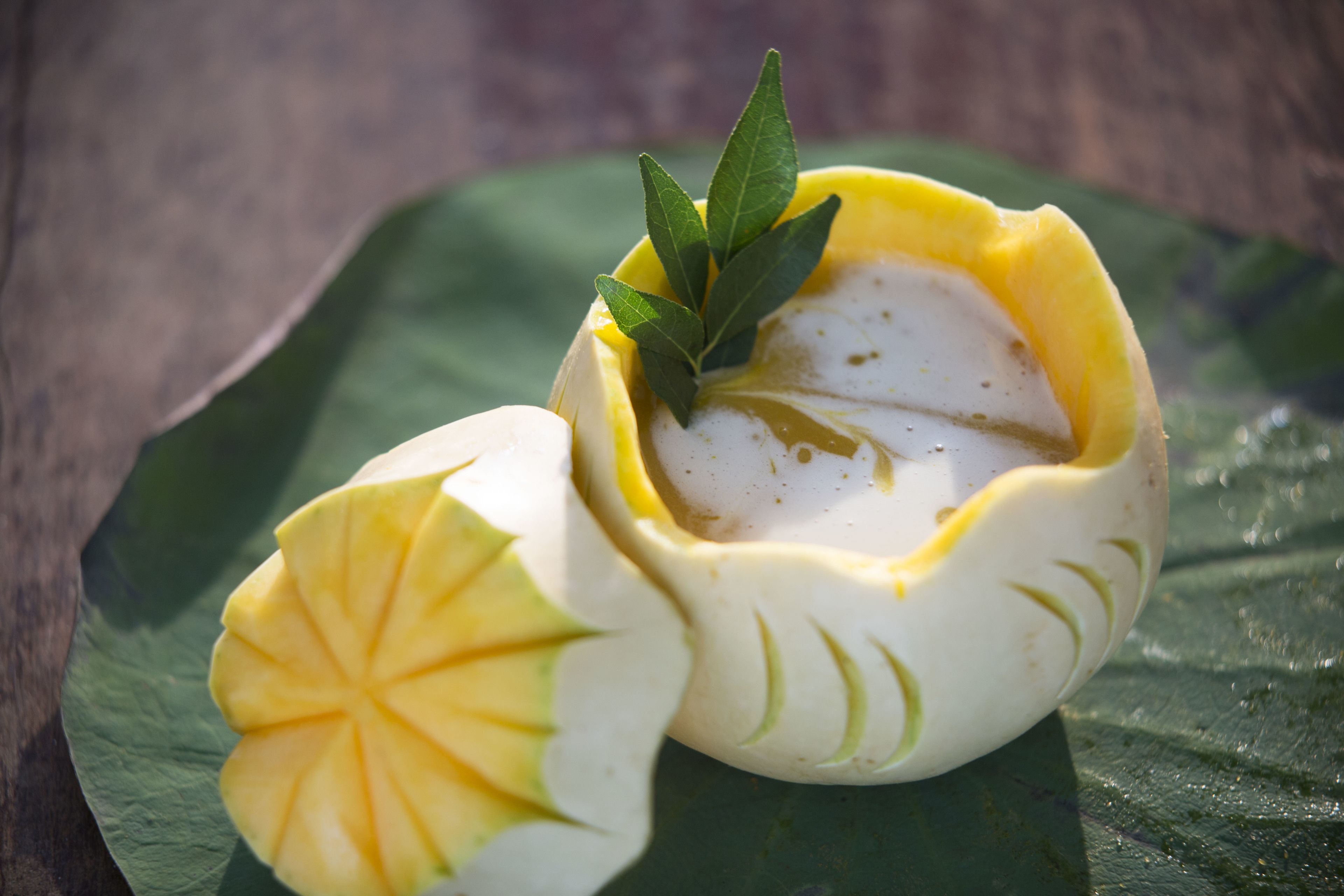 Un postre sobre una hoja de plátano.