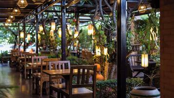 Frokost, lunsj og middag serveres, internasjonale retter