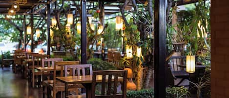 Breakfast, lunch, dinner served; international cuisine