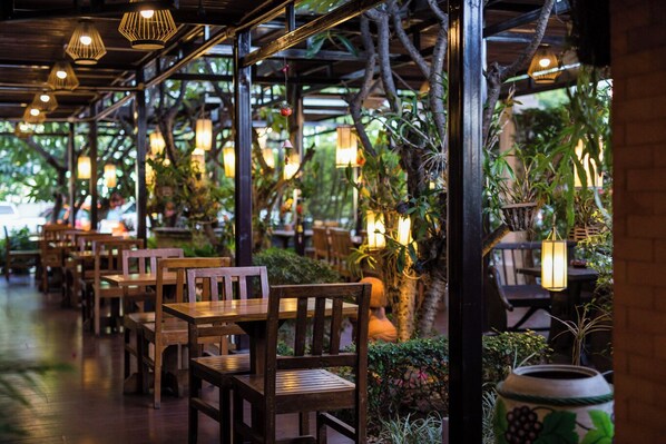 Se sirven desayunos, comidas, cenas y cocina internacional