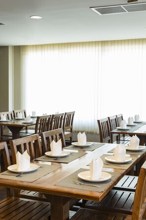 Desayuno buffet (THB 200 por persona) 