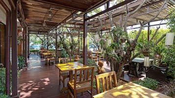 Daily buffet breakfast (THB 200 per person)