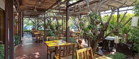Daily buffet breakfast (THB 200 per person)