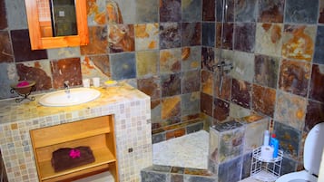 Een douche, gratis toiletartikelen, een haardroger, handdoeken