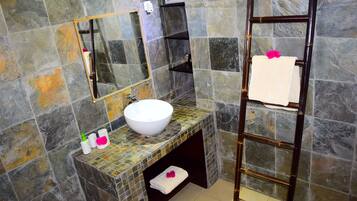 Studio | Badrum | Dusch, gratis toalettartiklar, hÄrtork och handdukar