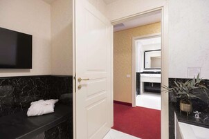 Junior Suite | Bathroom | Separate tub and shower, jetted tub, free toiletries, hair dryer