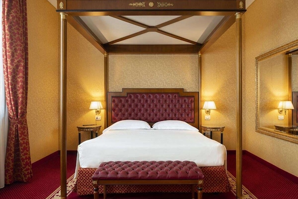 Junior Suite | Minibar, in-room safe, free WiFi, bed sheets