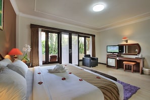 Quarto casal luxo (Super Deluxe Room) | Camas com colchões de espuma com sistema de memória, frigobar