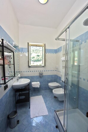 Douche, articles de toilette gratuits, sĂšche-cheveux