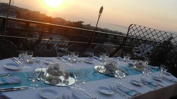 Aperto a colazione e cena, cucina locale, con vista sul mare