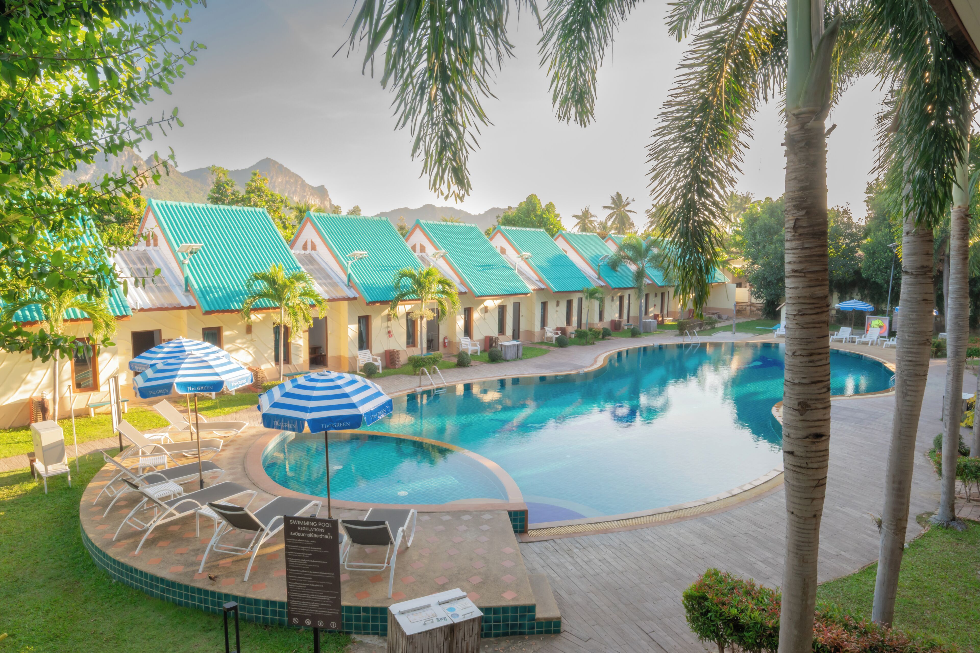 Una piscina al aire libre