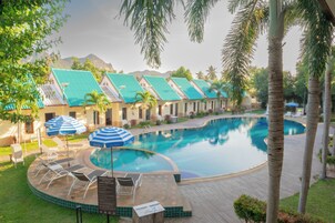 Una piscina al aire libre