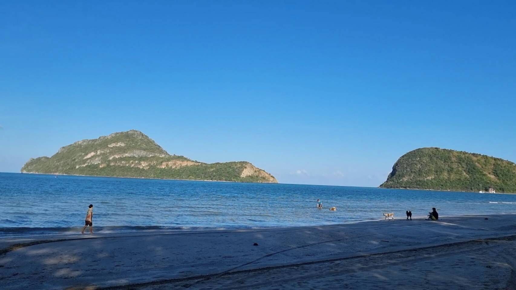 beach nearby, beach towels