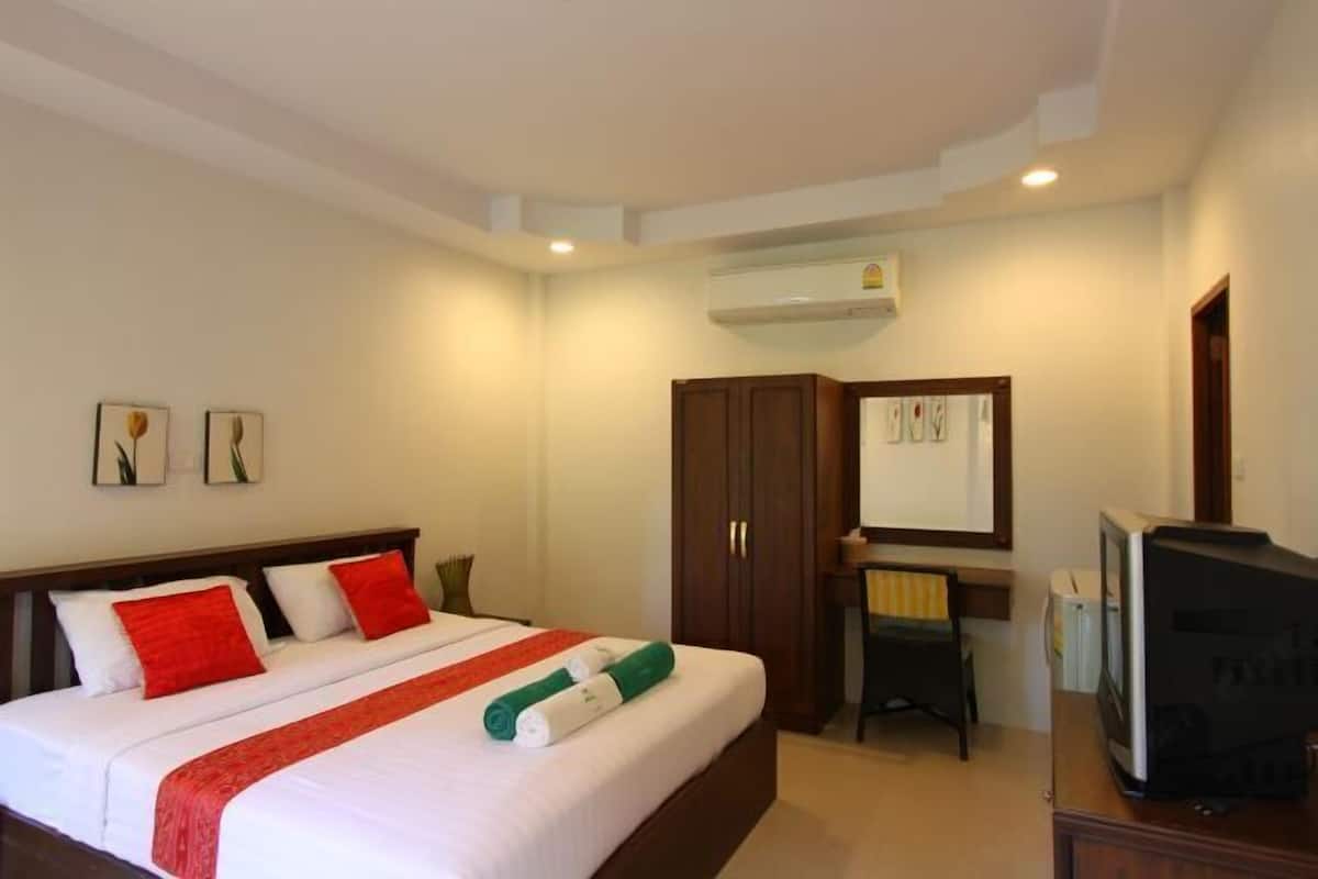 In-room safe, blackout curtains, rollaway beds, free WiFi