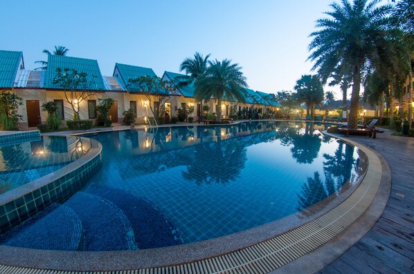 Outdoor pool - The Green Beach Resort (Sam Roi Yot)