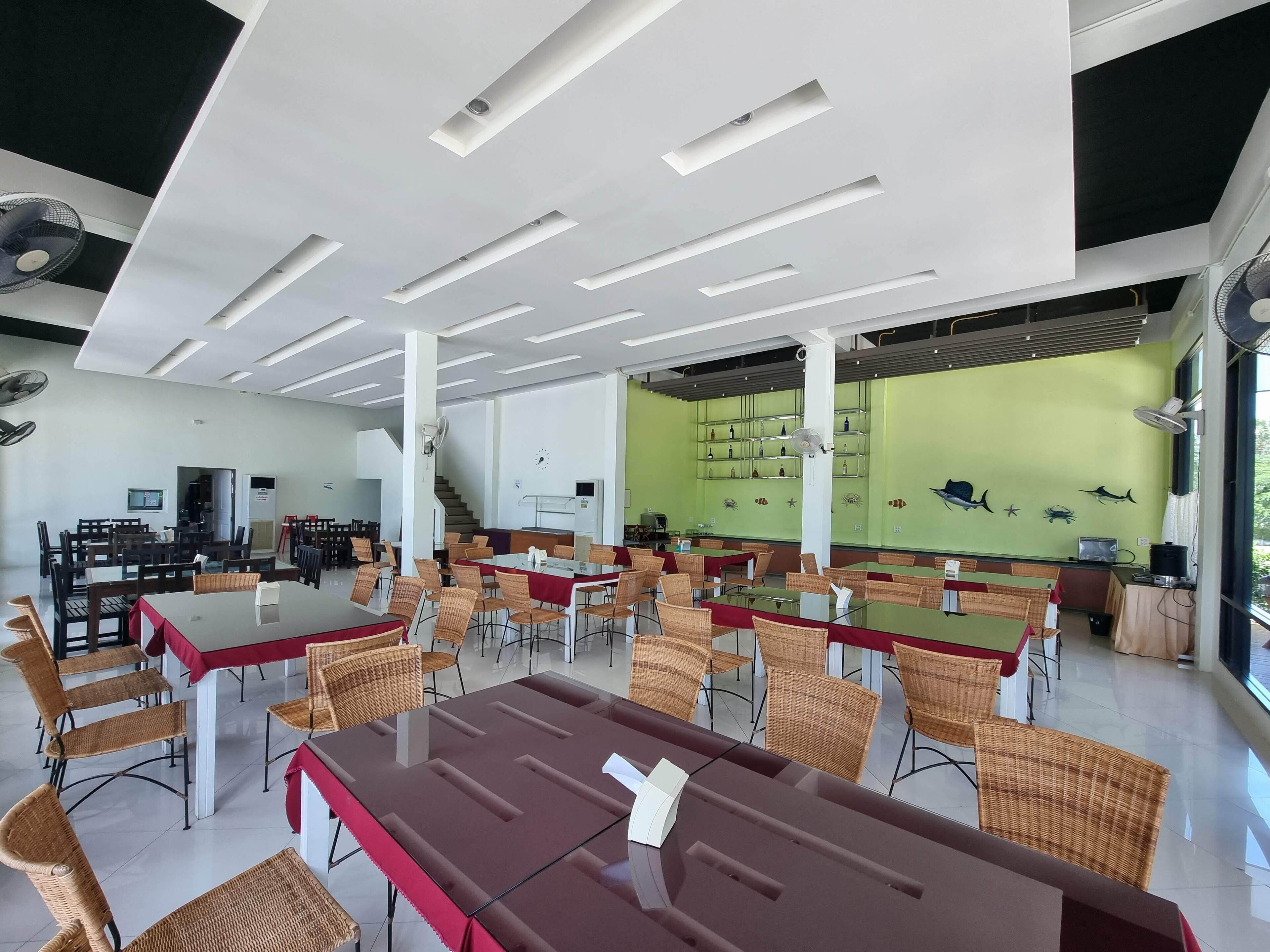 breakfast, lunch, dinner served; thai cuisine