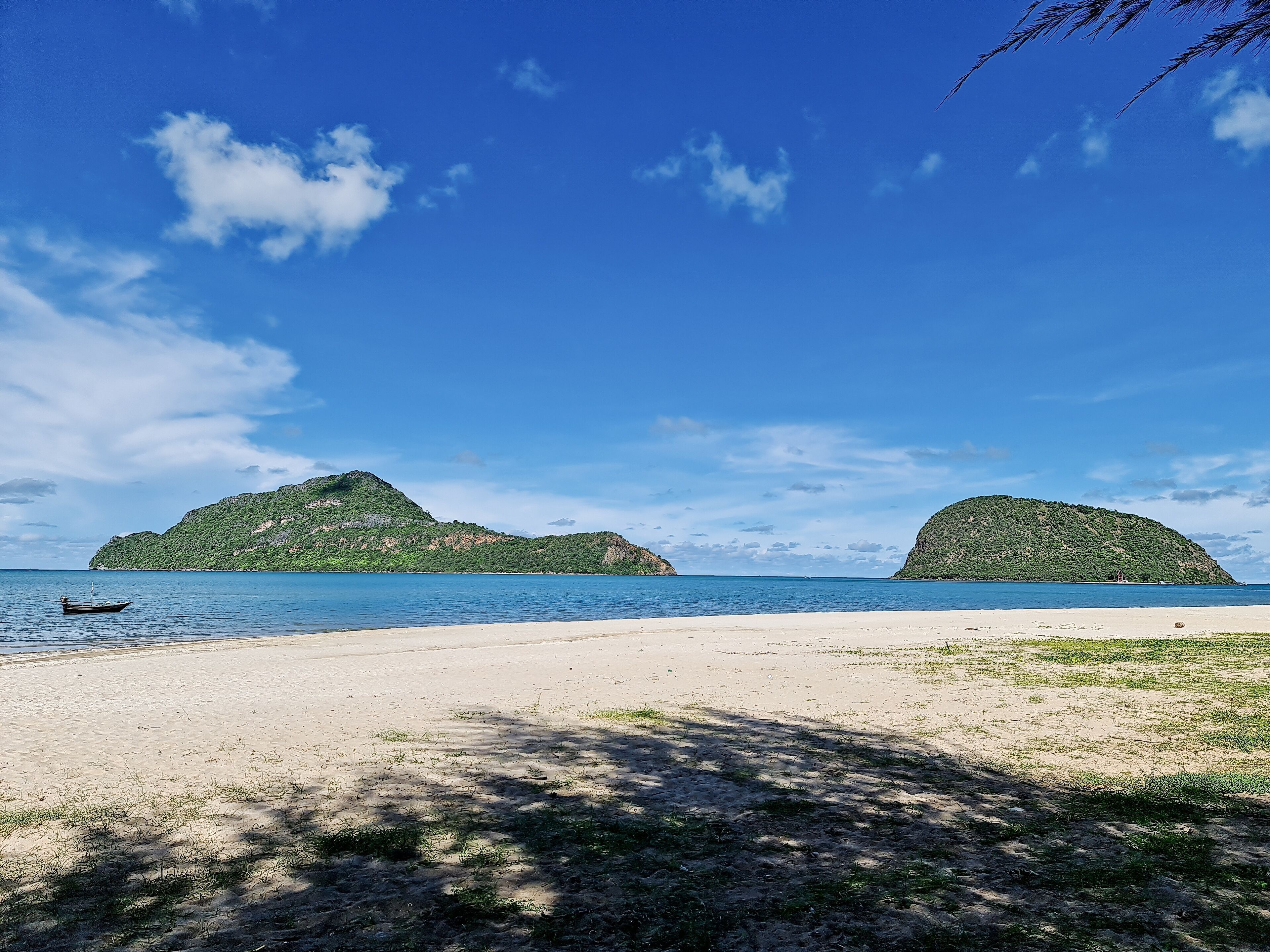 beach nearby, beach towels