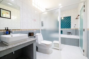 Suite familiar | Baño | Ducha, secador de pelo, bidé y toallas