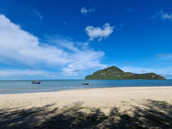 Nær stranden og strandhåndklær
