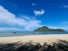 Una playa cerca, toallas de playa