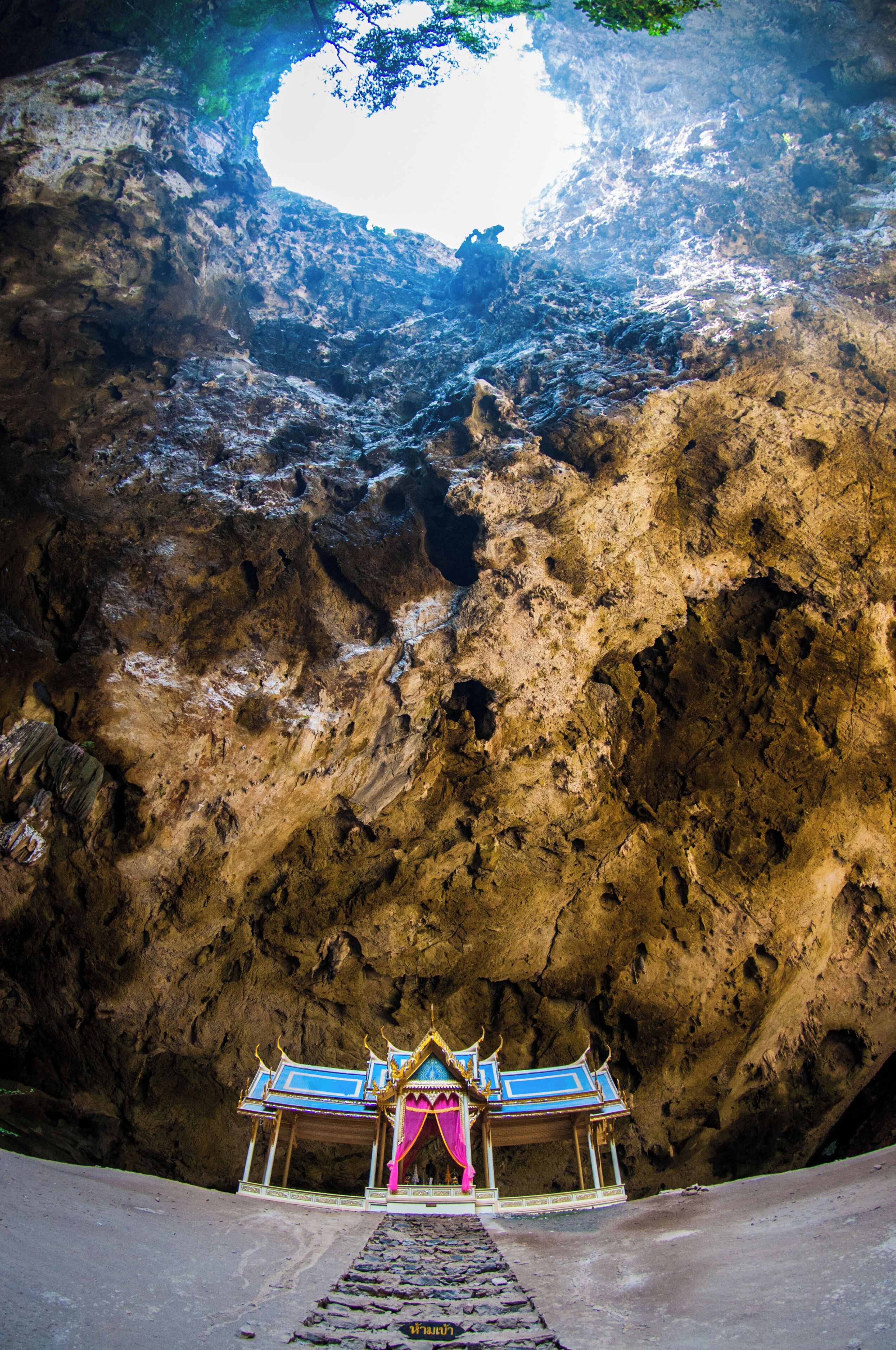 Une grotte avec une petite construction au fond.