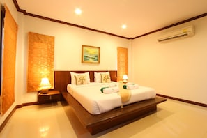 In-room safe, blackout curtains, rollaway beds, free WiFi - The Green Beach Resort (Sam Roi Yot)