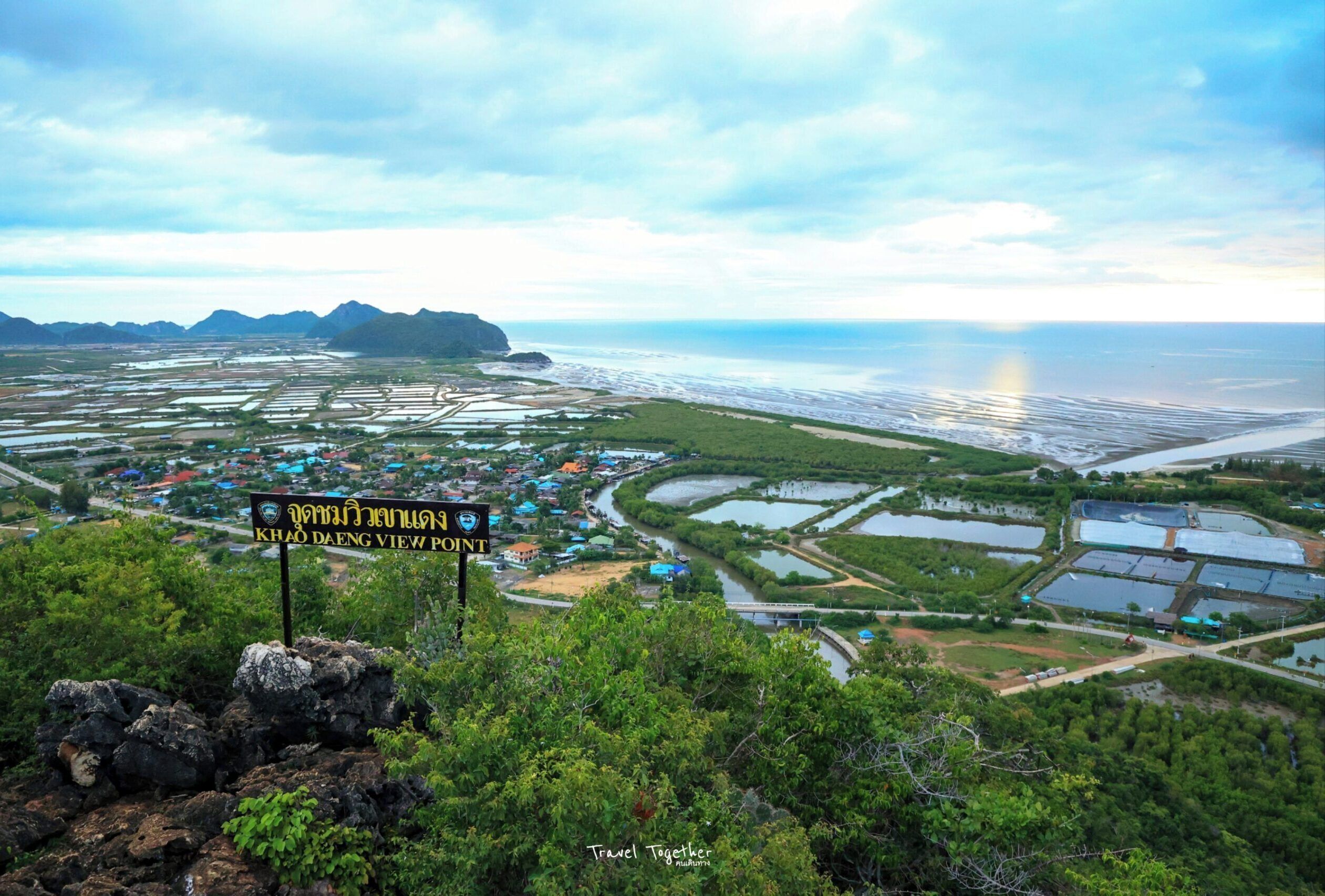 Schild mit der Aufschrift 'Khao Daeng View Point', mit einem Panoramablick auf eine Küstenlandschaft, einschließlich Wasserflächen und einer Brücke.