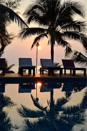 Outdoor pool, pool umbrellas, sun loungers
